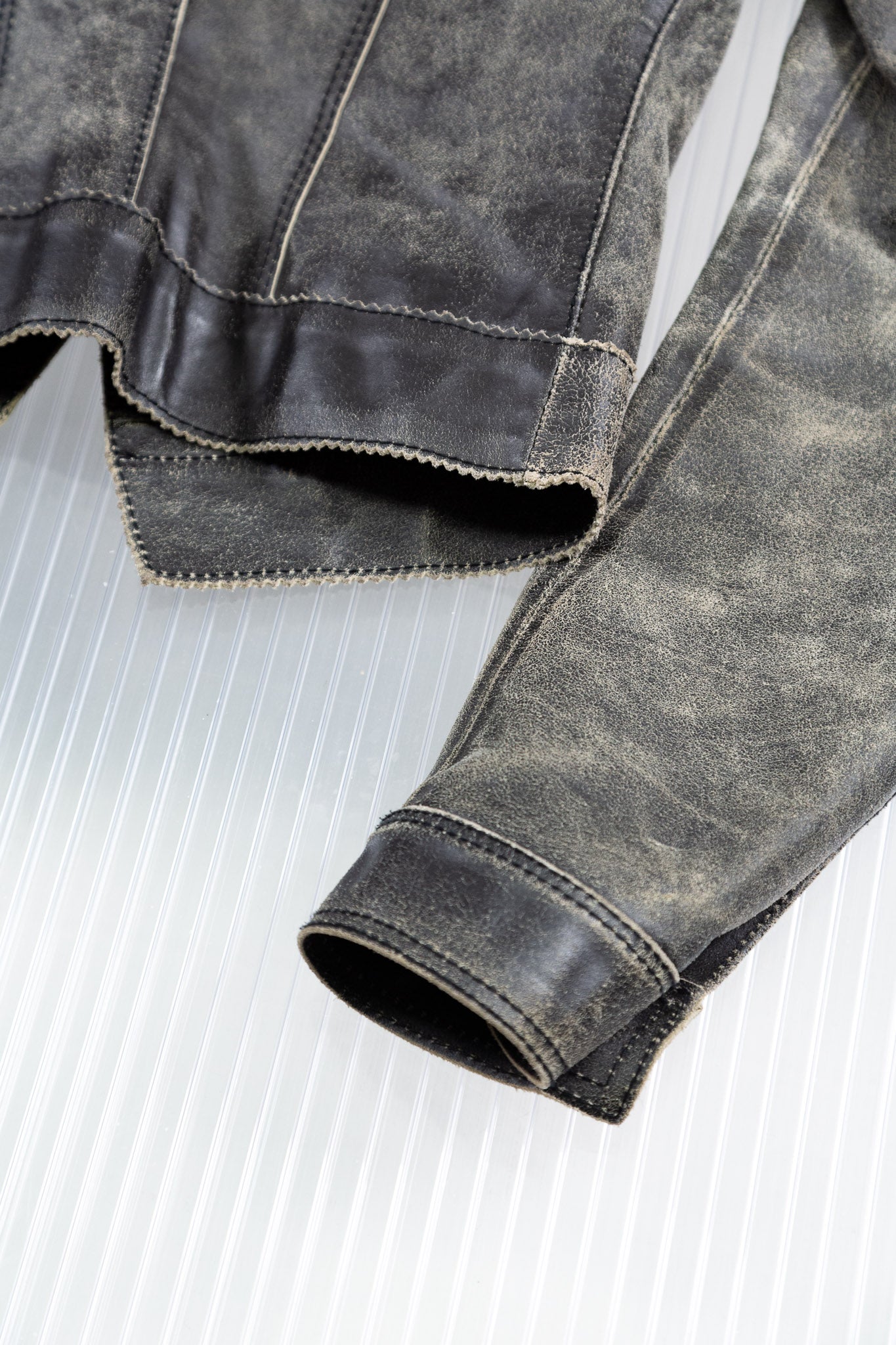 DISTRESSED LEATHER CROPPED JACKET