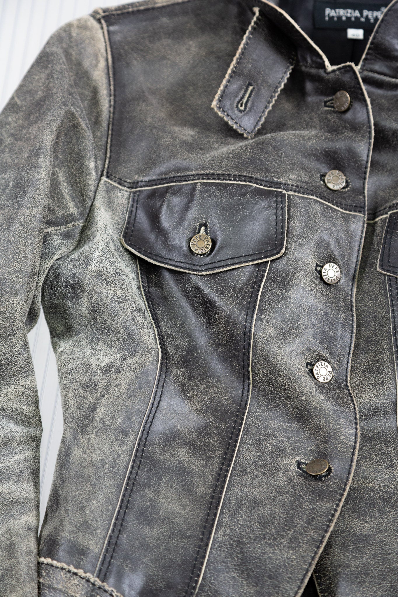 DISTRESSED LEATHER CROPPED JACKET