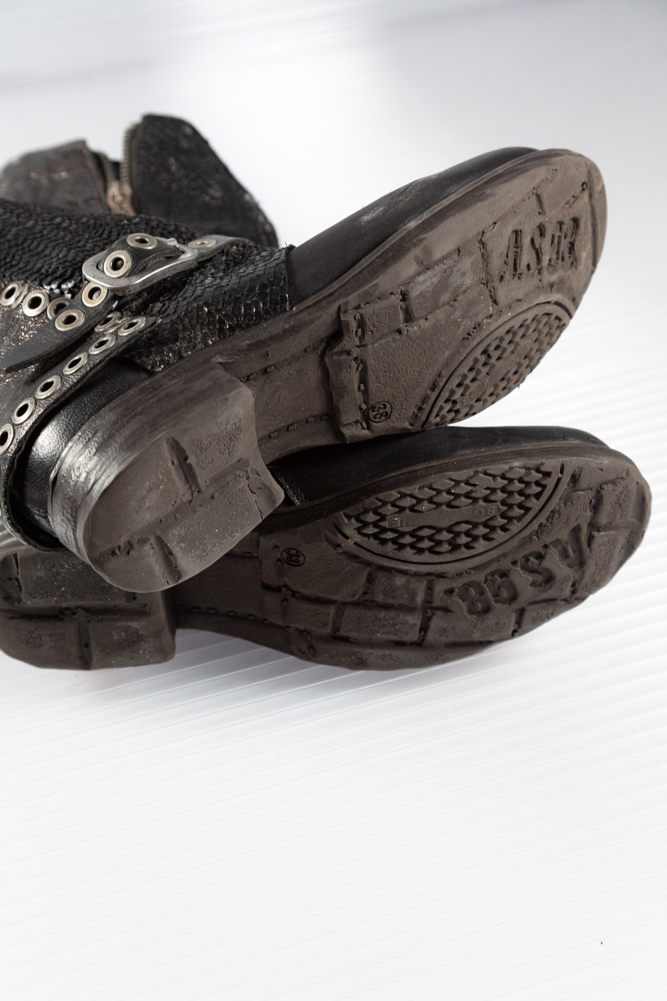 METAL BUCKLED BLACK HIGH BOOTS