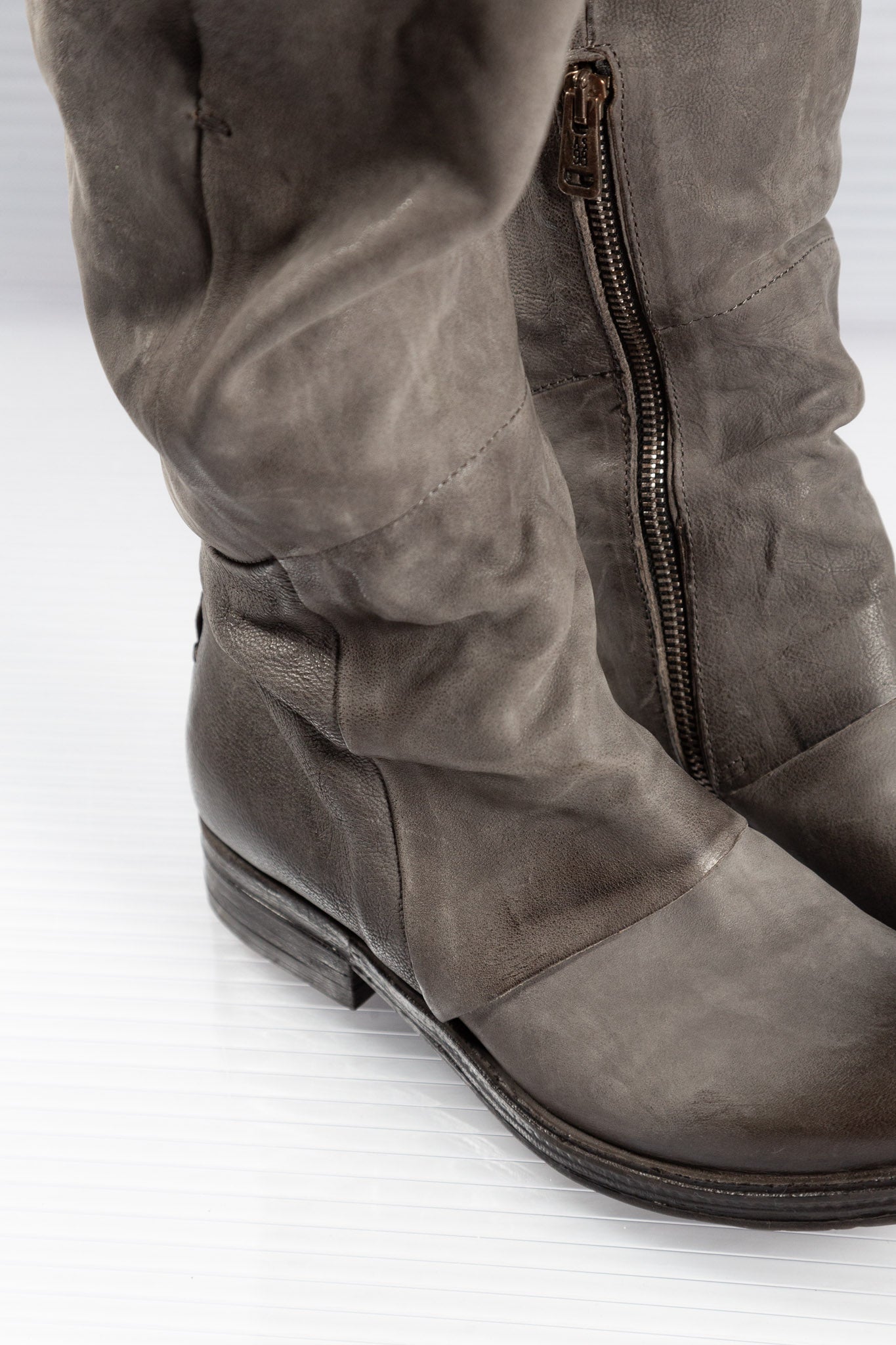 GREY SLOUCHY KNEE-HIGH BOOTS