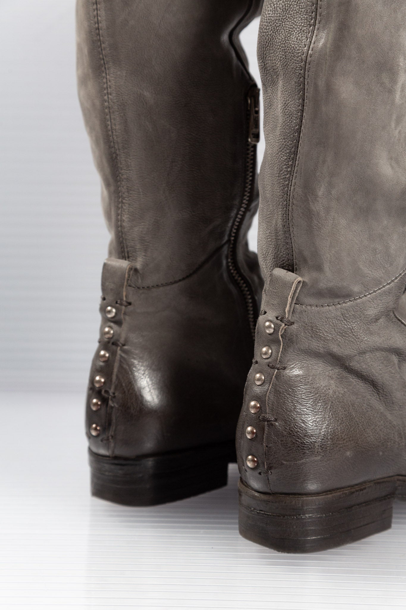 GREY SLOUCHY KNEE-HIGH BOOTS