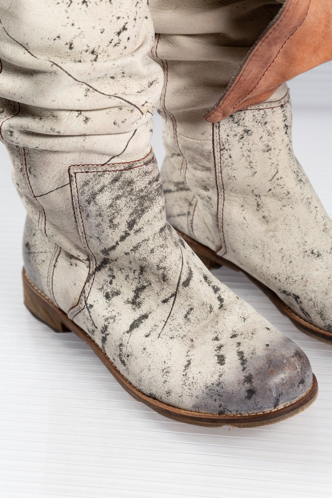 WASHED WHITE KNEE-HIGH BOOTS