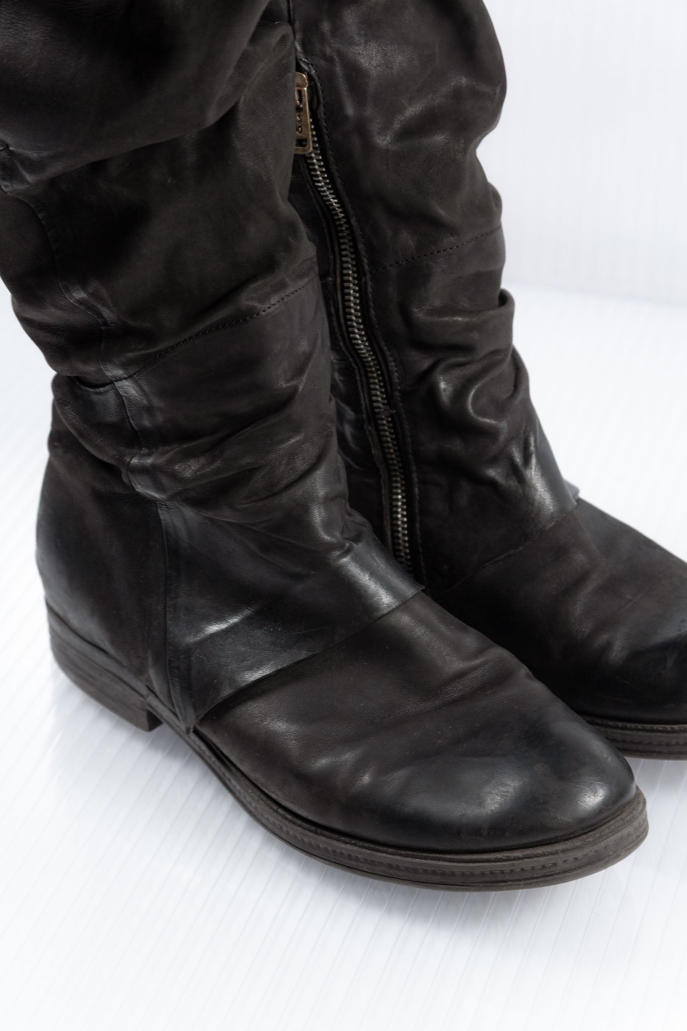 BLACK SLOUCHY LEATHER KNEE-HIGH BOOTS