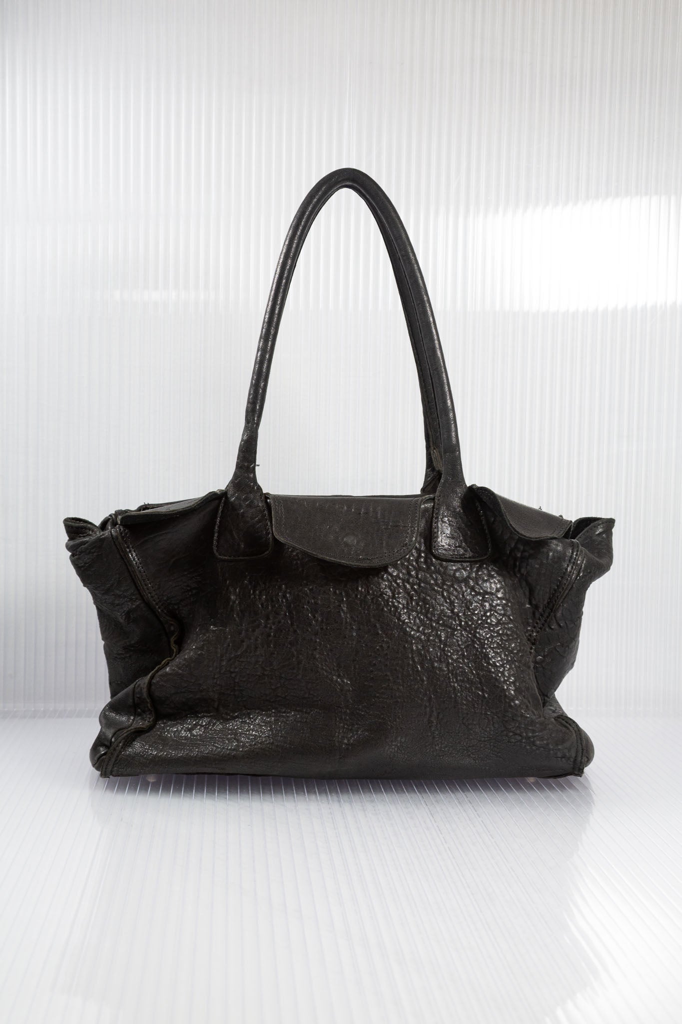 BLACK DISTRESSED LEATHER SHOULDER BAG
