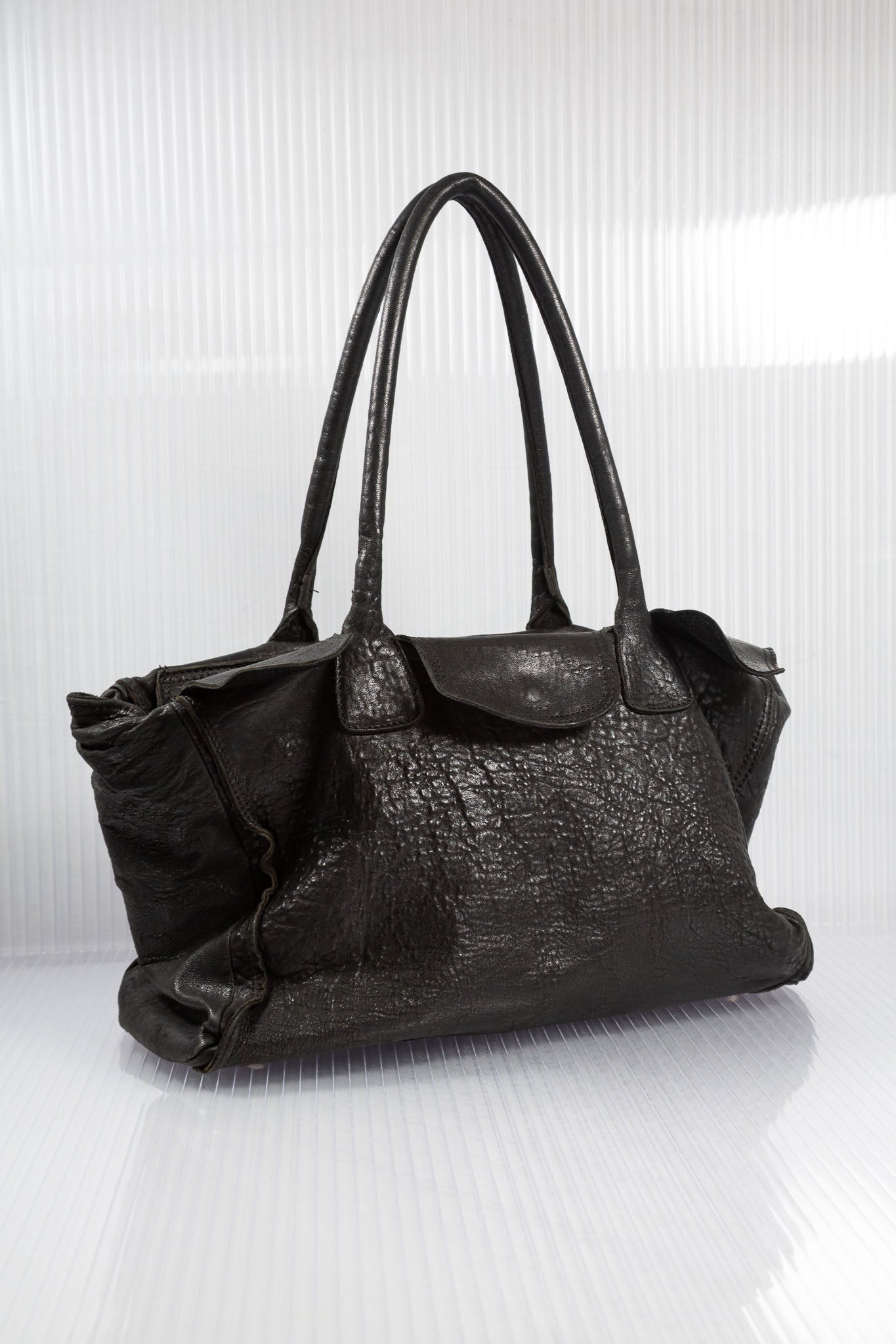 BLACK DISTRESSED LEATHER SHOULDER BAG