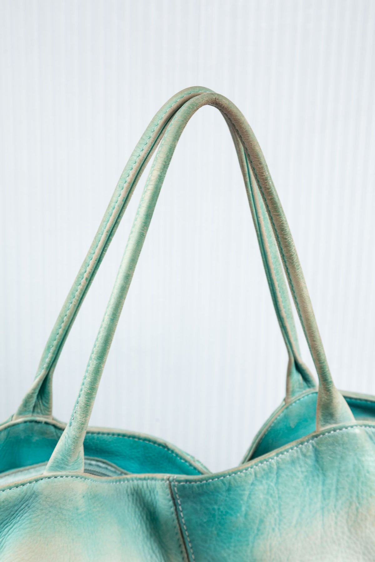 WASHED GRADIENT BLUE LEATHER TOTE BAG