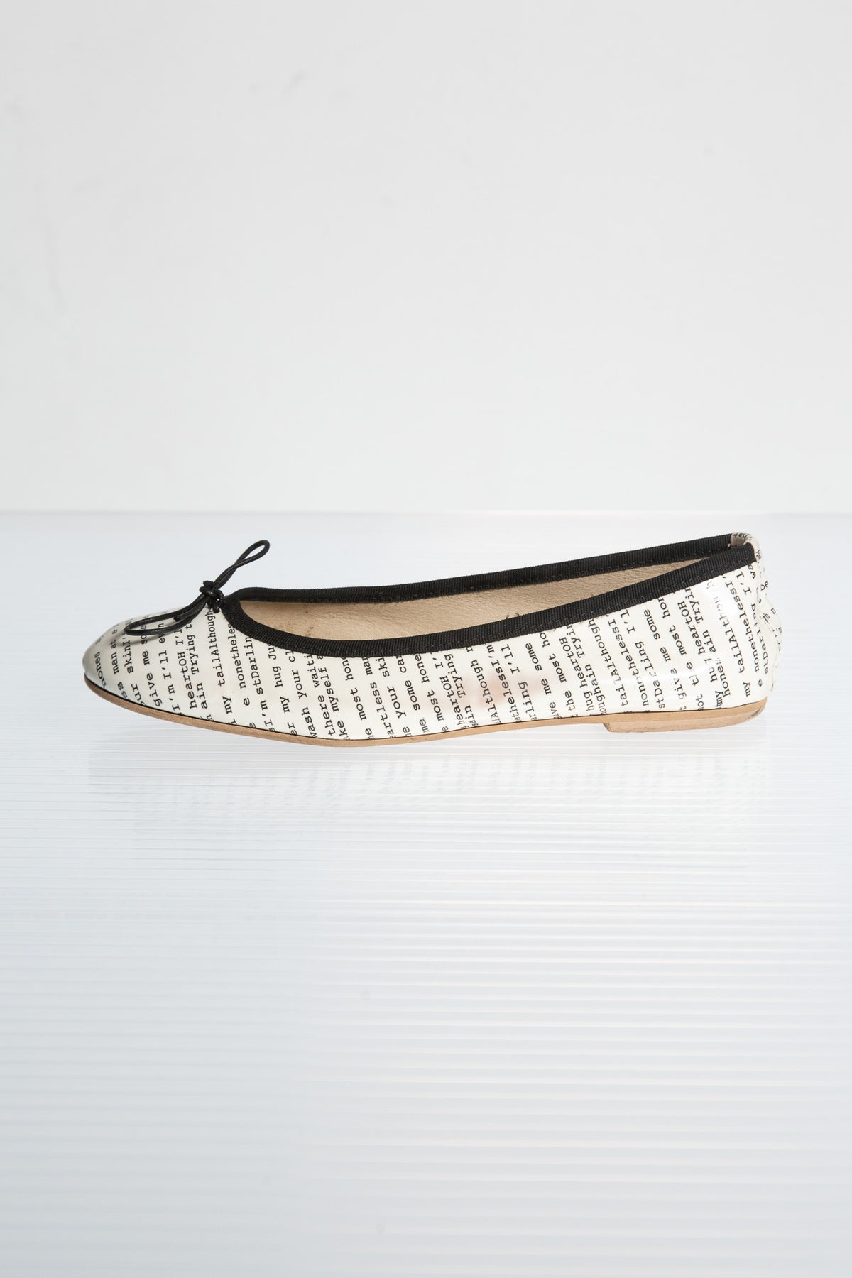 TEXT PRINT BALLET FLATS