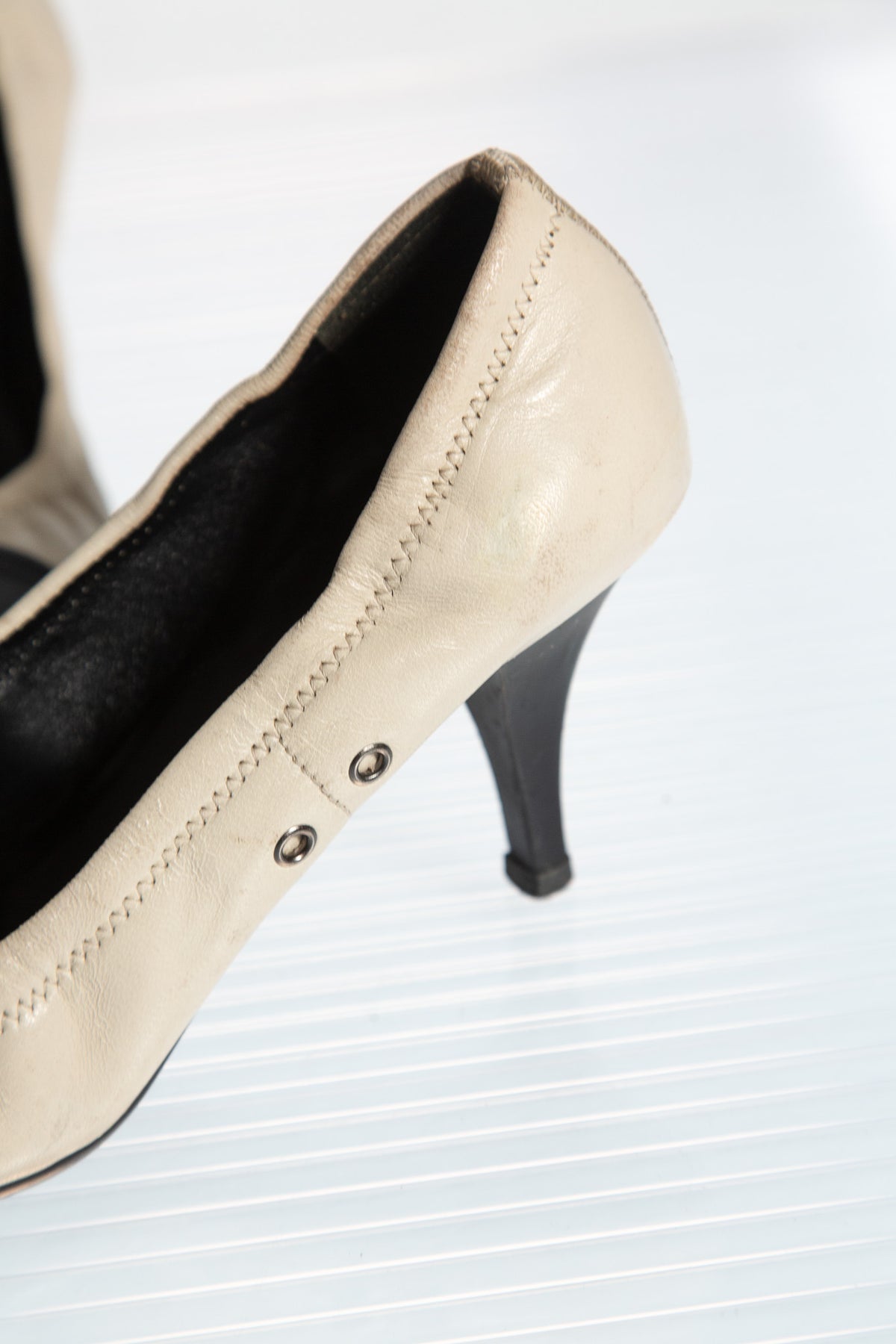PRADA CREAM LEATHER PUMPS WITH BLACK TOE CAP
