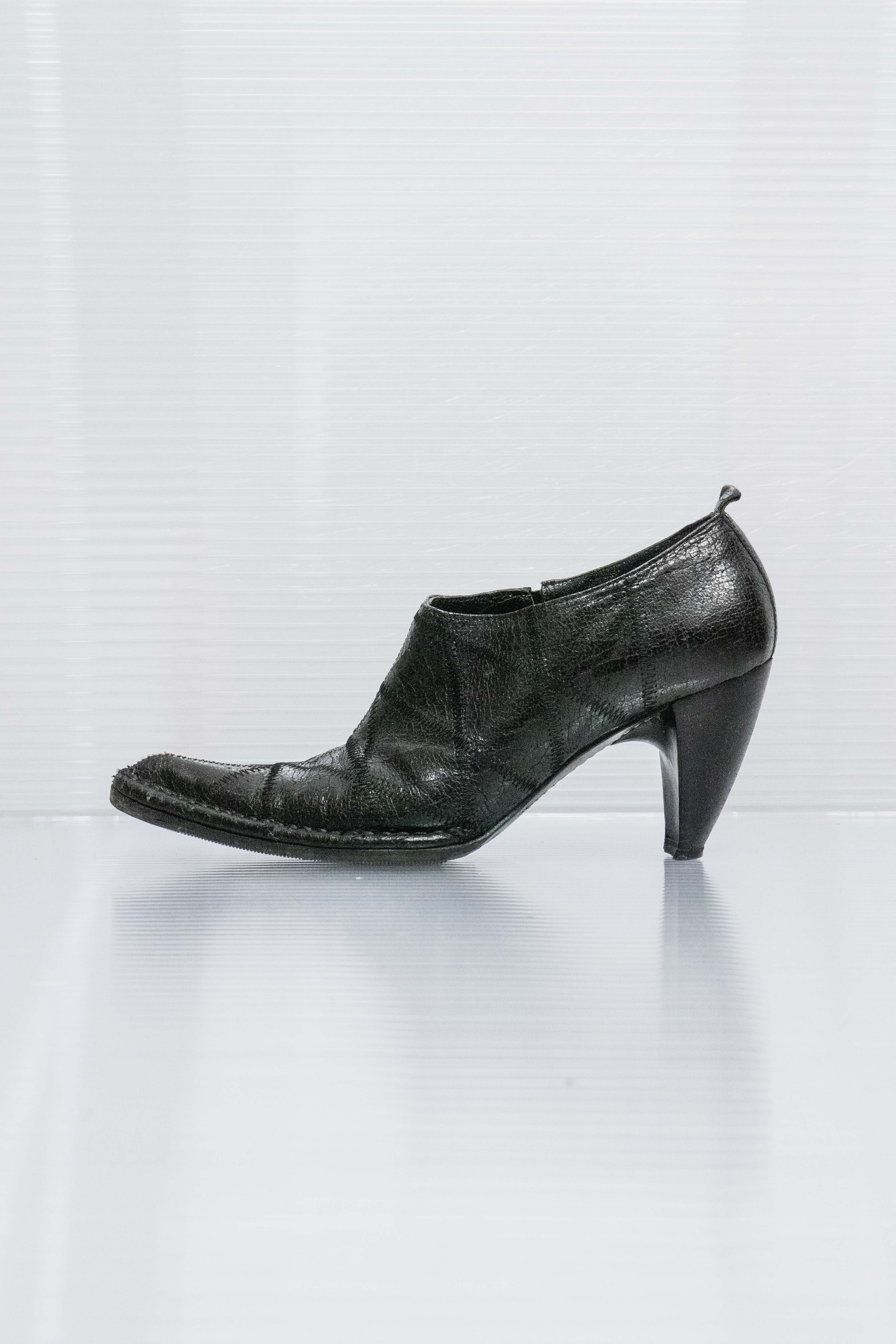 BLACK TEXTURED POINTY BOOTIES