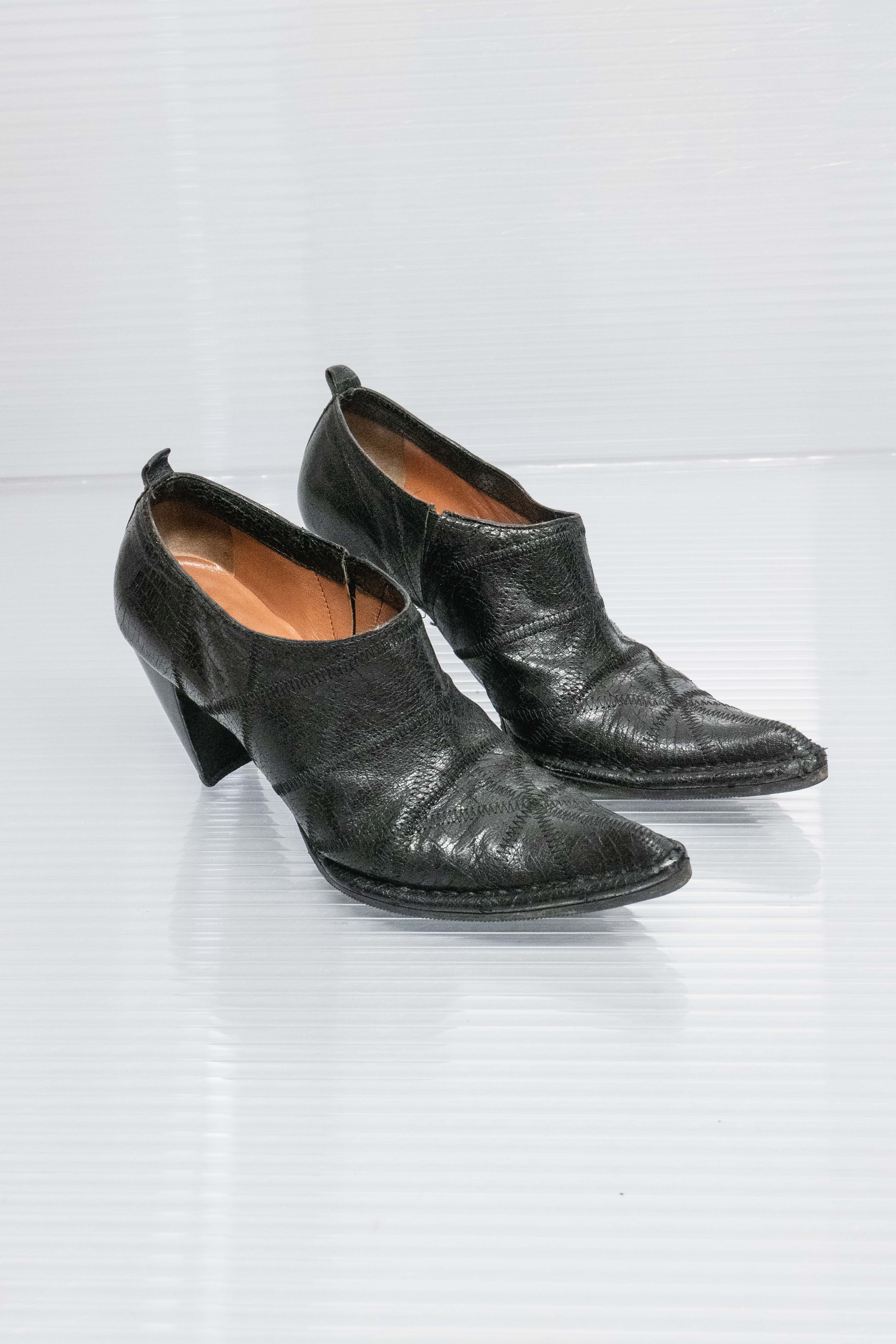 BLACK TEXTURED POINTY BOOTIES