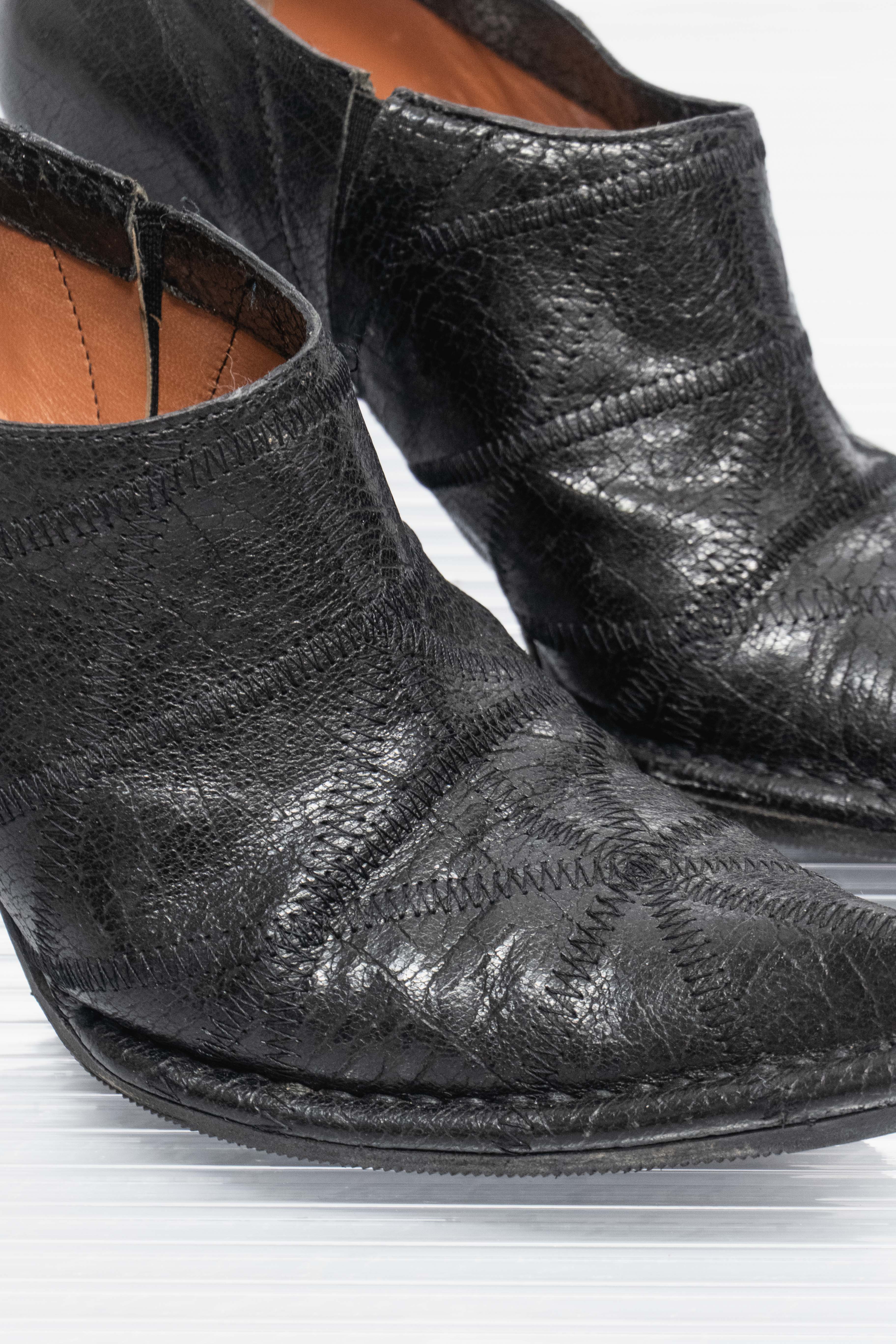 BLACK TEXTURED POINTY BOOTIES