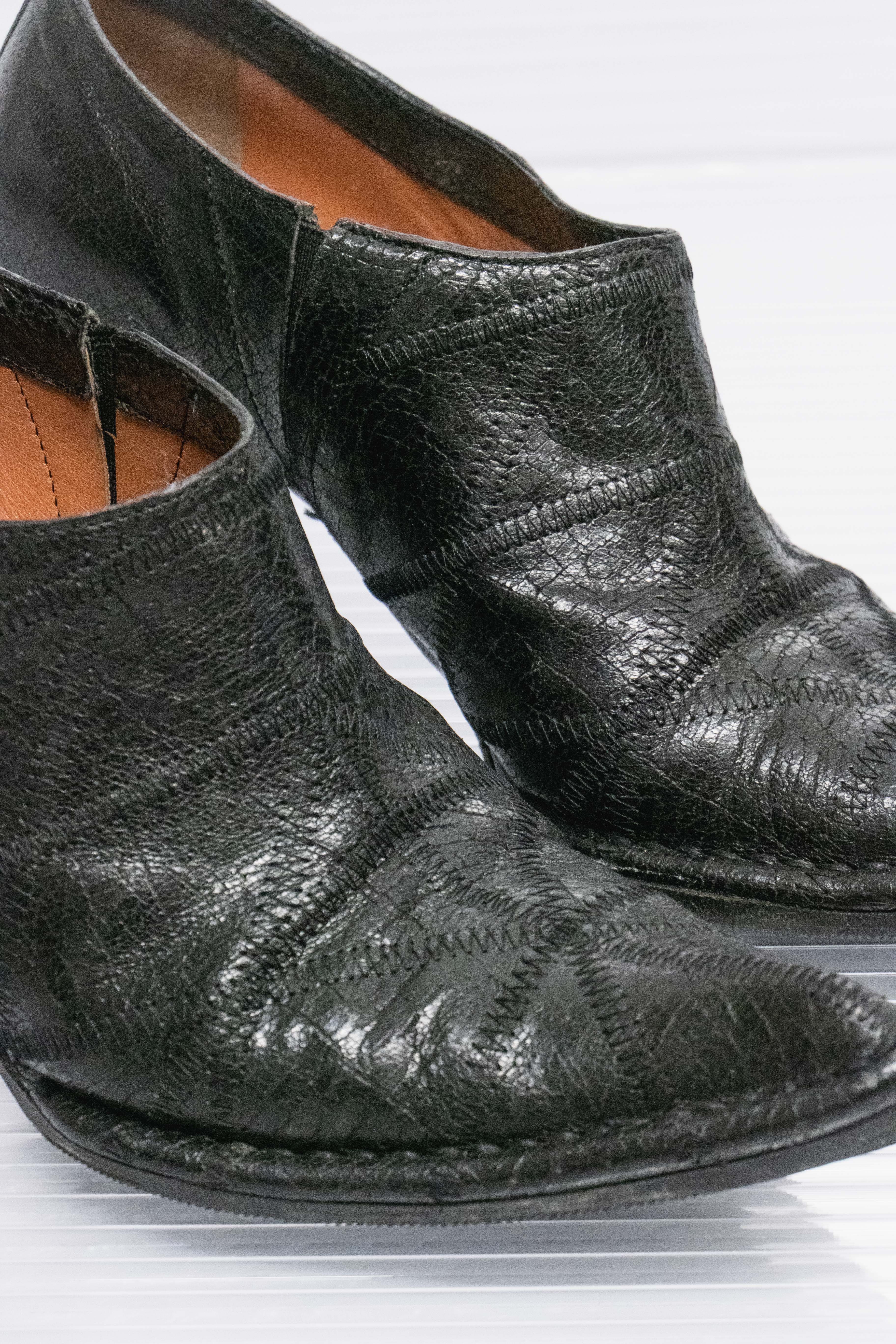 BLACK TEXTURED POINTY BOOTIES