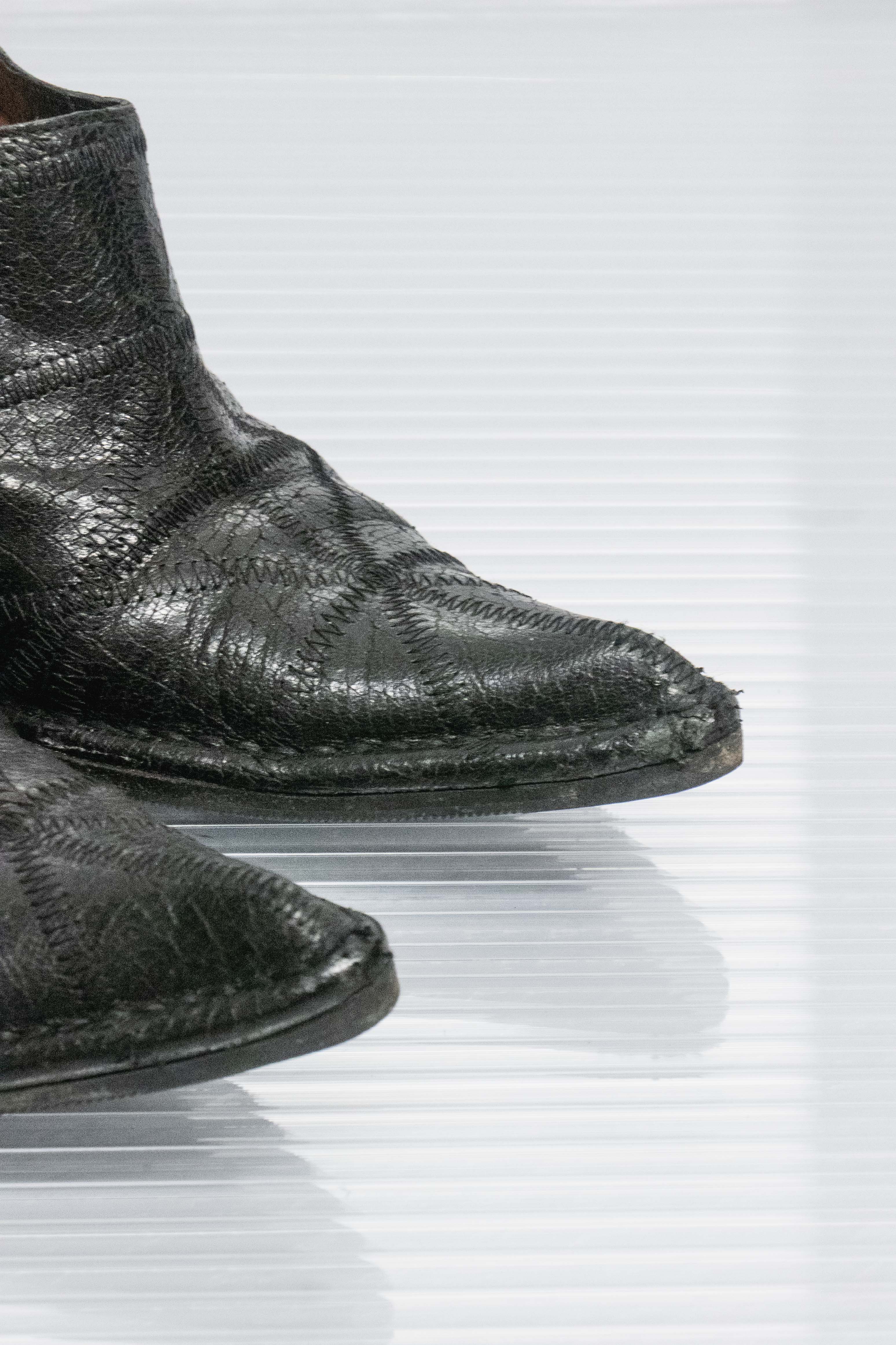 BLACK TEXTURED POINTY BOOTIES