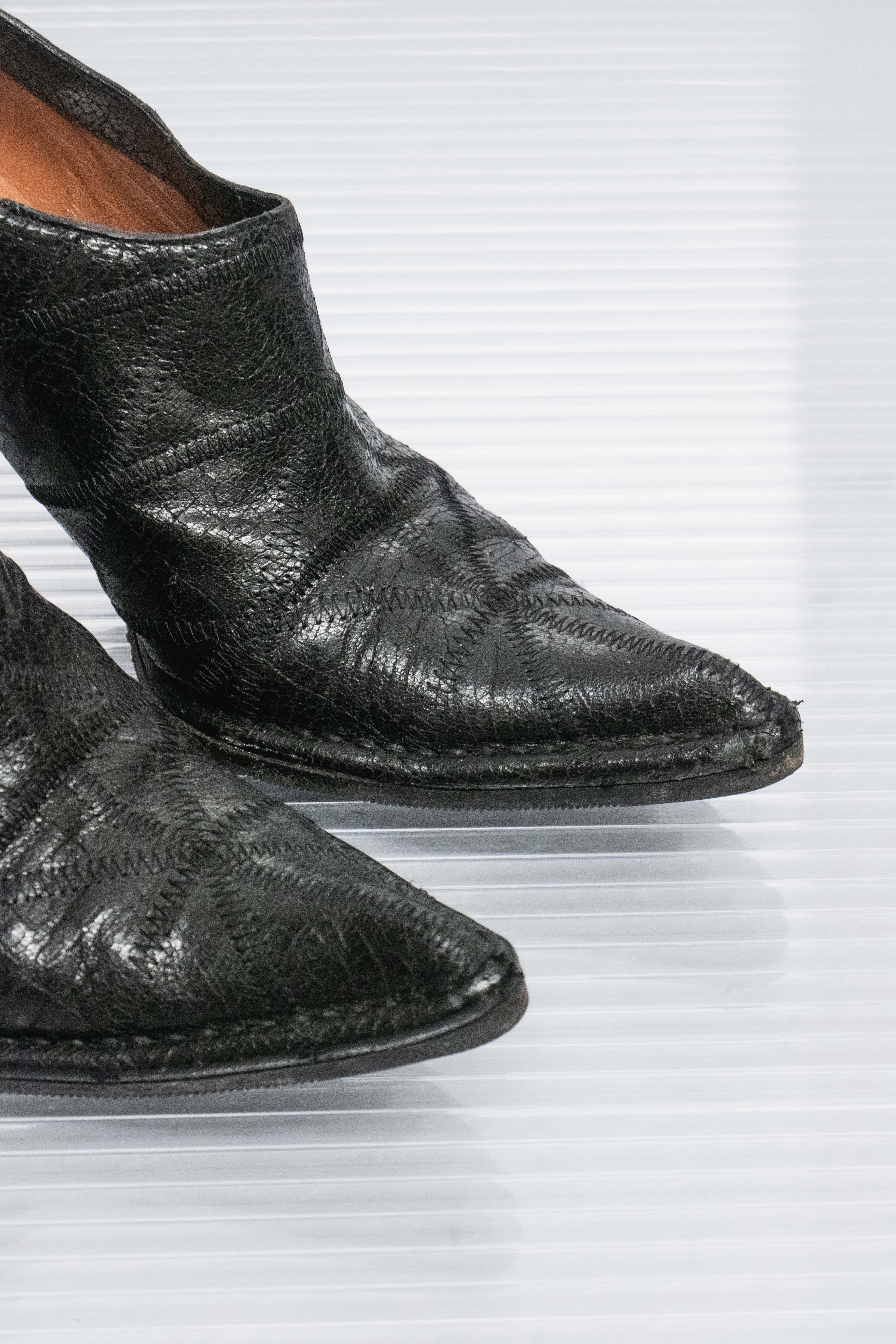 BLACK TEXTURED POINTY BOOTIES