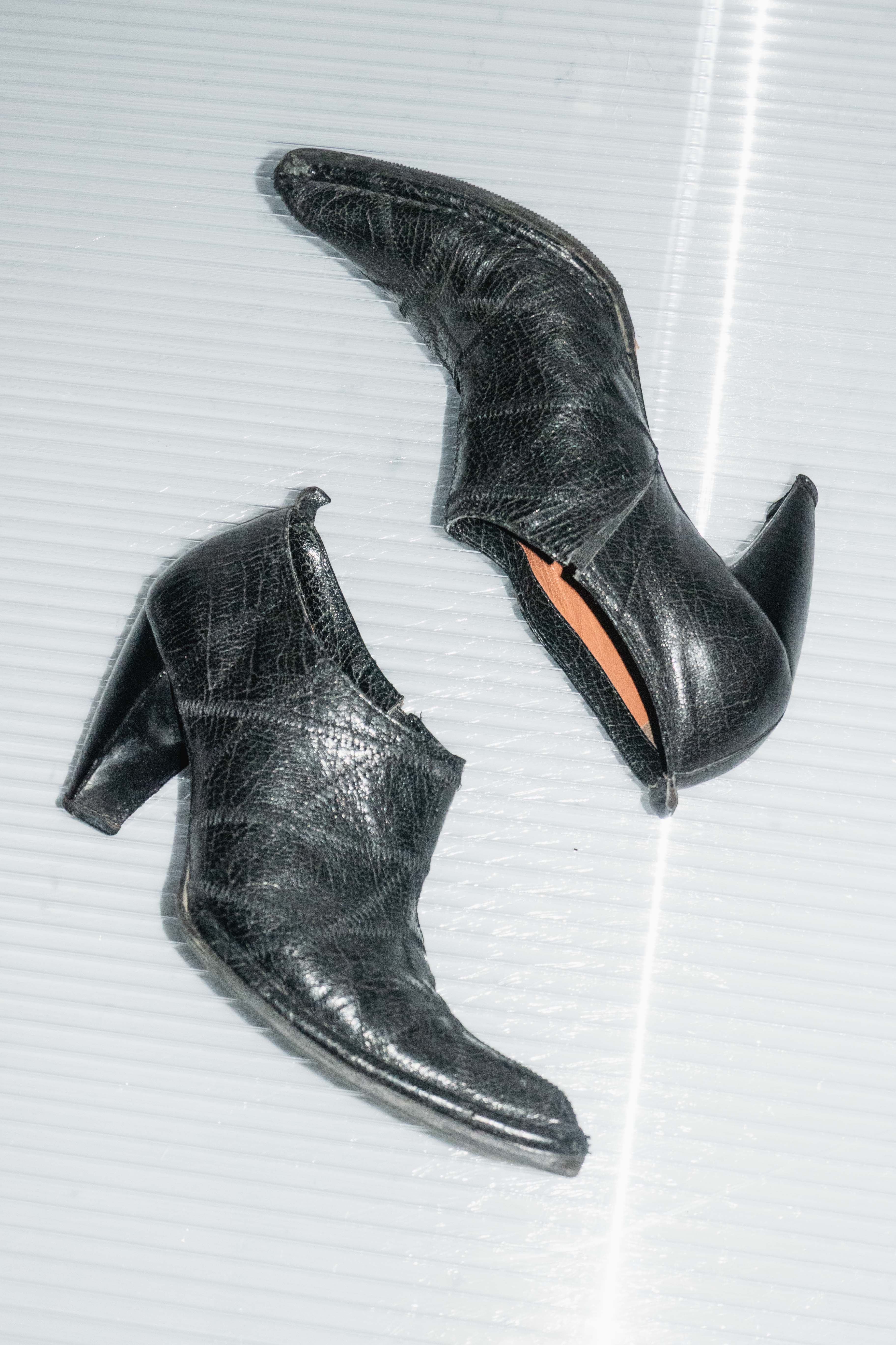 BLACK TEXTURED POINTY BOOTIES