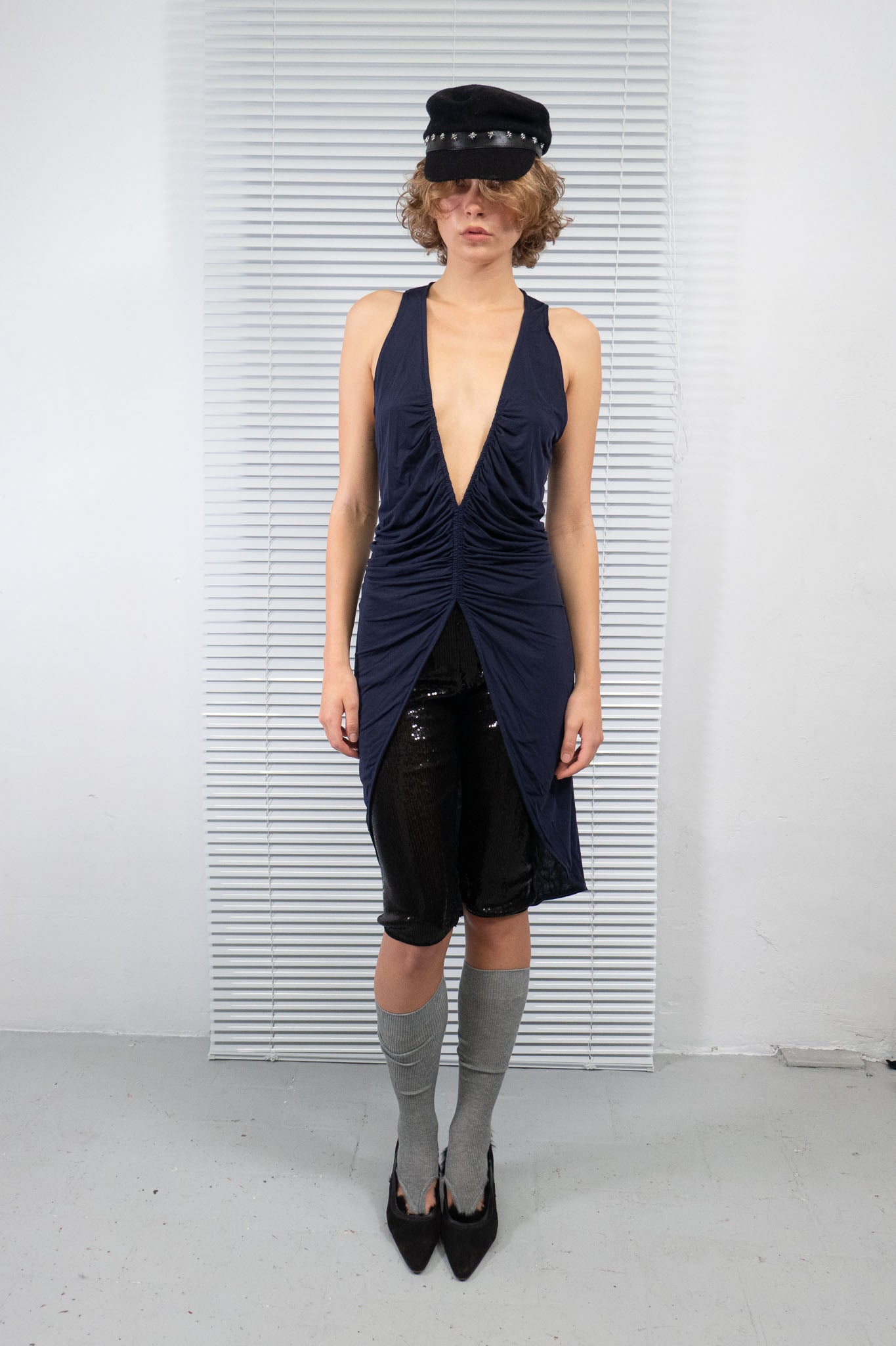 BLACK MESH SEQUINED CAPRIS