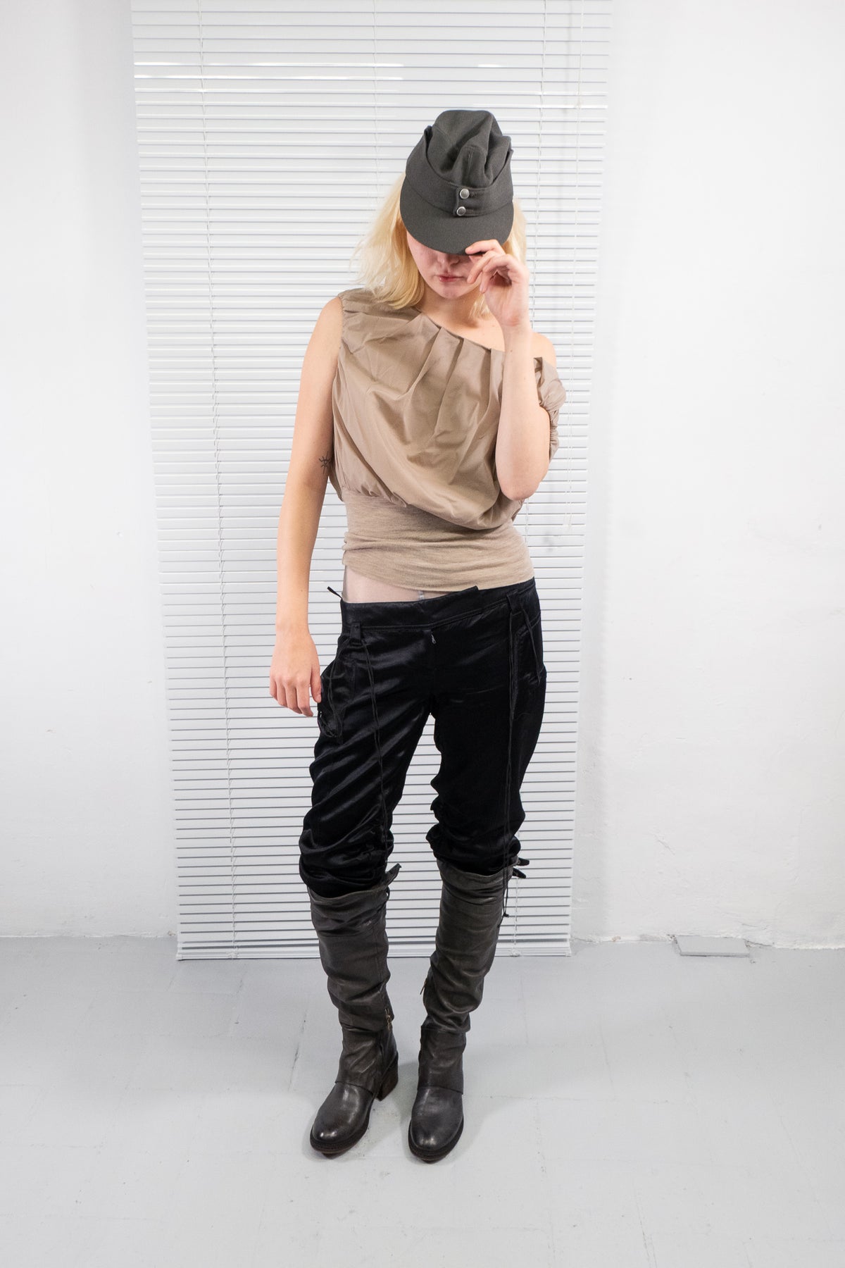 SATIN VISCOSE FRINGE CAPRI PANTS