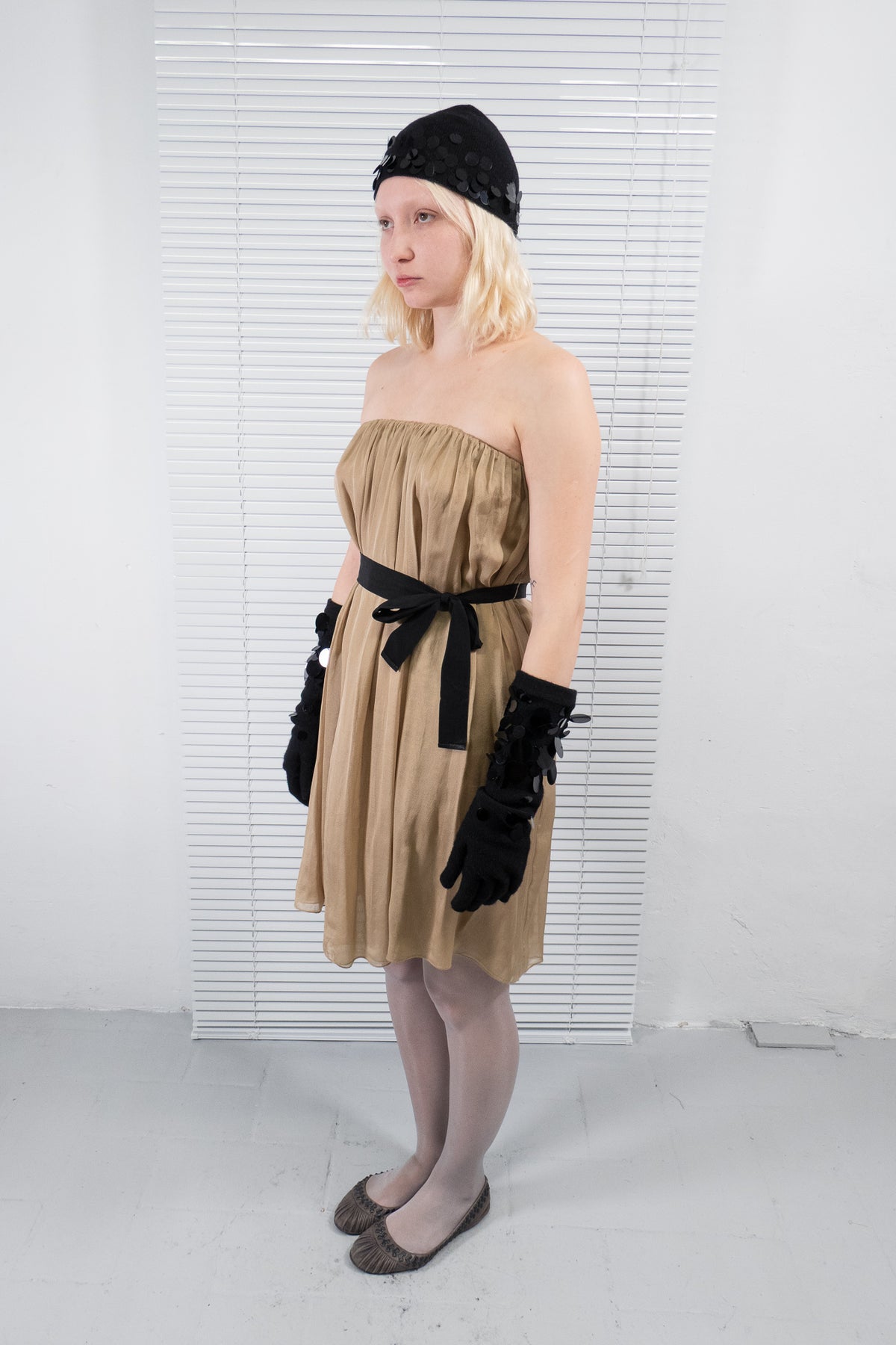 ARMANI BLACK KNIT SEQUIN EMBELLISHED HAT & GLOVES SET